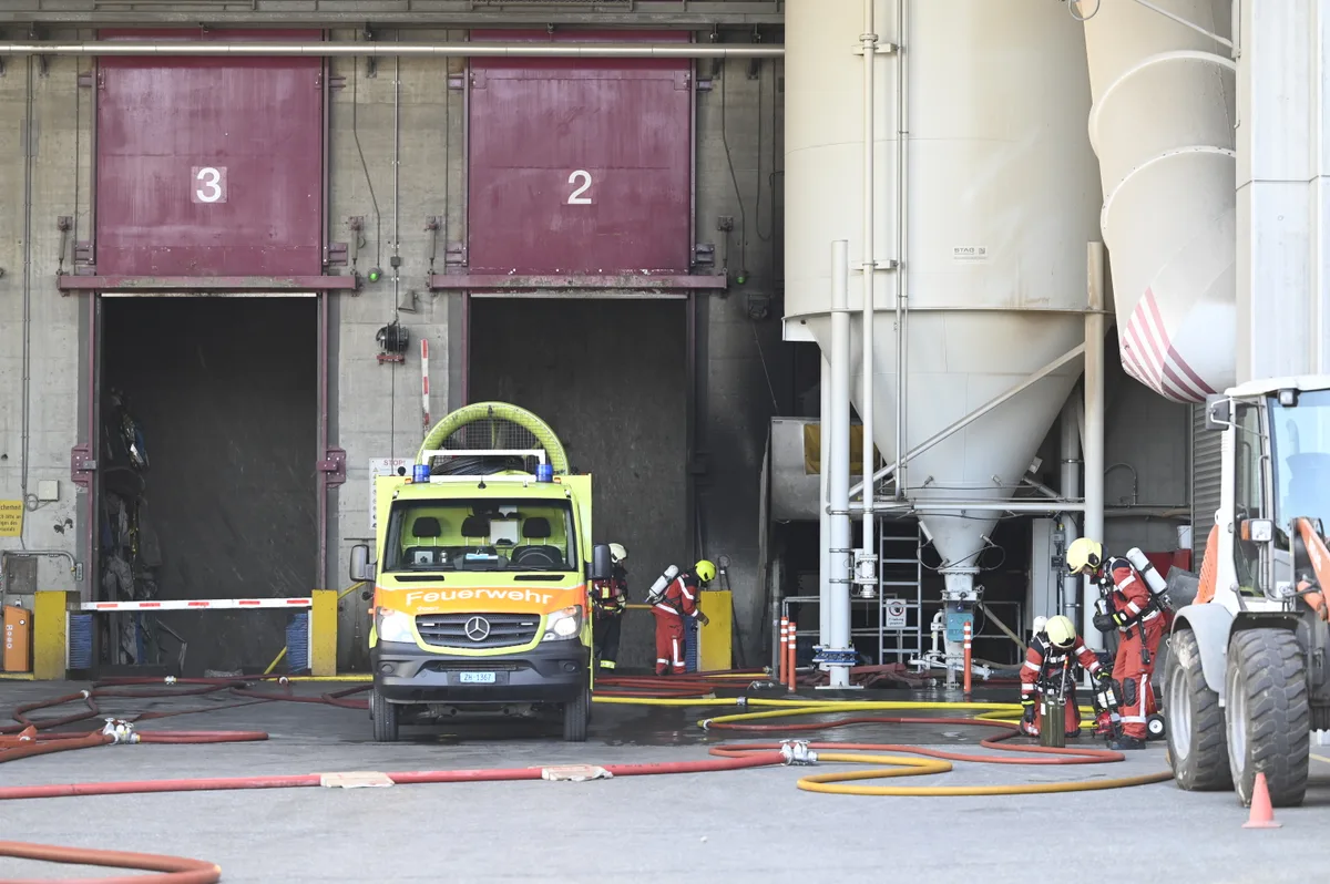 Man sieht ein Feuerwehrauto im Einsatz.
